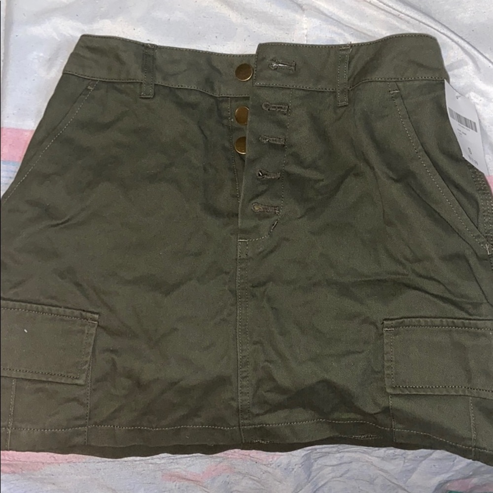 Hi,i’m selling a mini skirt never worn